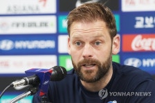 최지손 헤어샾 | 질문에 답하는 욘 회익손 감독