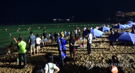 야간수영 즐기는 피서객