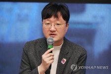 수상 소감 밝히는 오은