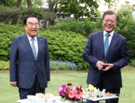 온양당 | 웃으며 대화나누는 문희상 의장과 문재인 대통령