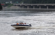'수해 속에 즐기는 수상 레저'