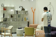 가구 살펴보는 방문객들