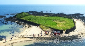 폭염 속 토끼섬 정화 활동