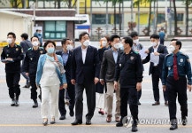추석연휴, 서울경찰청 기동본부 찾은 이낙연