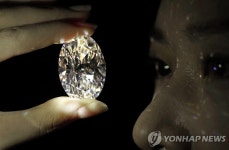무결점 희귀 102캐럿 다이아몬드 181억원에 낙찰