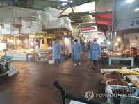 충무동 골목시장 상인회 자율 방역단 | '상인간 전파' 광주 양동시장 방역 소독