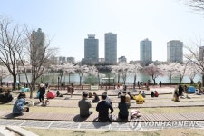 황사농공단지내구내식당 | 황사 물러난 봄날, 야외 점심 즐기는 직장인들