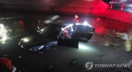 부산 기장군 공수마을 앞바다에 승용차 '풍덩'