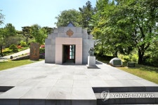 황새바위성지 무덤경당
