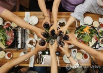 8인 모임 기념 '건배'
