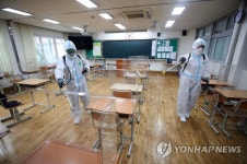 개학 앞둔 고등학교서 방역 작업
