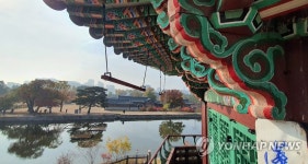 향원정에서 본 연못
