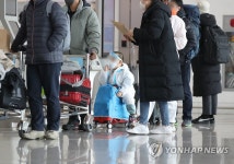 어썸스카이쉴드 방역클리닉 3센터 | 방역복·페이스실드 착용한 어린이