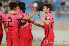 정종훈출장세차 | 동료들과 기뻐하는 정종훈
