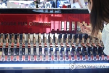 세한화장품및의류 | 백화점 봄세일 매출↑…거리두기 해제 앞두고 색조화장품-의류 샀다