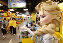 어린이날 하루 앞둔 장난감 가게