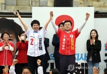 웅진투투럽수원지사 | 손 맞잡아 든 김은혜 경기도지사 후보와 김용남 수원시장 후보