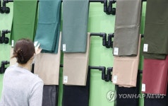 원단 살펴보는 관람객