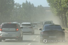 포항시청내 지역경제과앞 | 물이 가득했던 포항 시내는 이제 뿌연 먼지로 가득