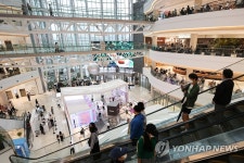 연휴 마지막 날 북적이는 쇼핑몰