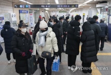 7호선 내방역(하선) | 7호선 운행 중단에 돌아서는 승객들