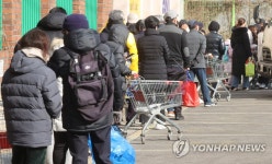 국군복지단 대구지원본부 무열(영외)마트 | 영외 군마트 개점 기다리는 방문객들