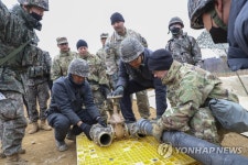 주유 연결구 결합하는 한미 장병들