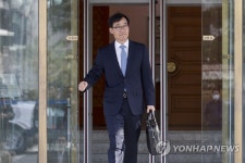 변호사노희정법률사무소 | 대심판정 나서는 노희범 변호사