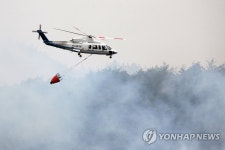 산불 진화하는 전남도 헬기