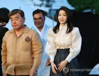 모시베틀 퍼포먼스 마친 김건희 여사