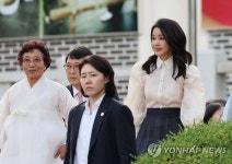 한산모시문화제 개막식 입장하는 김건희 여사