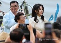 한산모시문화제 개막식 입장하는 김건희 여사
