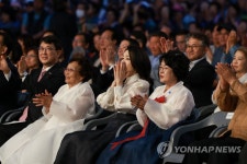 한산모시문화제 개막식에서 공연관람하는 김건희 여사