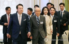 김영관 애국지사와 함께 입장하는 윤석열 대통령 내외