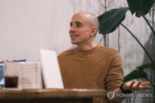 질문에 답하는 타일러 라쉬