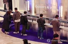 기부금_갤럭시아정기1 | 갤럭시 스튜디오 둘러보는 시민들