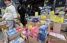 상수문구도매 | 신학기 앞두고 붐비는 문구·완구 도매시장