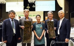 신산임업영농조합법인 | 청정임산물 품평회 참가 임업인 격려하는 산림청장
