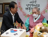 (주) 오성물산 서울지사 | 오성규 지사 생신 축하하는 한덕수 총리