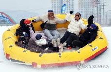 스노우래프팅 즐기는 방문객들