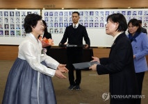 (주)태청식품 | 쌀조청 제조 조성애 씨에 식품명인 지정서 수여