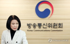방통위 6차 위원회 참석하는 이진숙 위원장