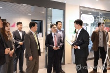 글로벌 스타트업 센터 둘러보는 김성섭 차관