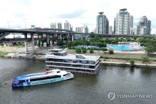 뚝섬 선착장 떠나는 한강버스