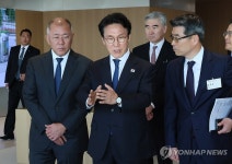 기아오토랜드 화성소재식당점 | 기아오토랜드 화성 전경 살펴보는 김민석 국무총리