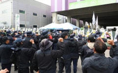CU 진천점 CDC점 | 긴장감 감도는 CU 진천센터…분향소·화환으로 정문 막혀