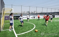 강물 위에 설치된 경기장에서 즐기는 '풋살'