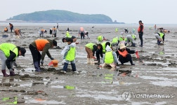 시민들로 붐비는 갯벌 체험장