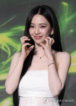 포즈 취하는 카리나