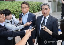 취재진 질문에 답하는 송진호 변호사